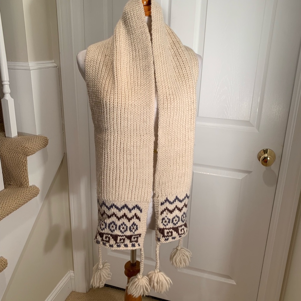 Scarf chunky wool w braids & Pom Poms at ends - Picture 2 of 4